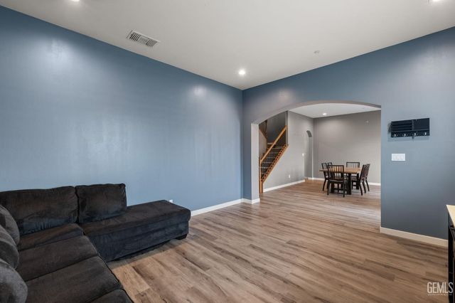 15811 Waterford Street, Bakersfield, CA 93314