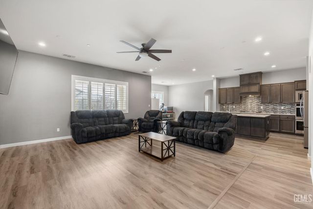 15811 Waterford Street, Bakersfield, CA 93314