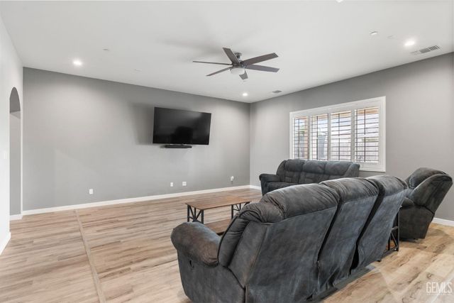 15811 Waterford Street, Bakersfield, CA 93314