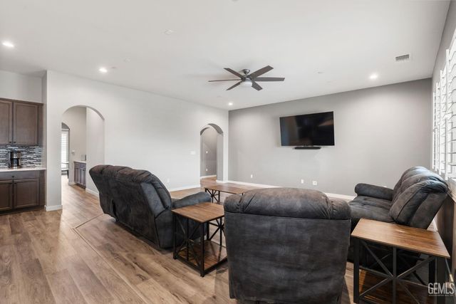 15811 Waterford Street, Bakersfield, CA 93314