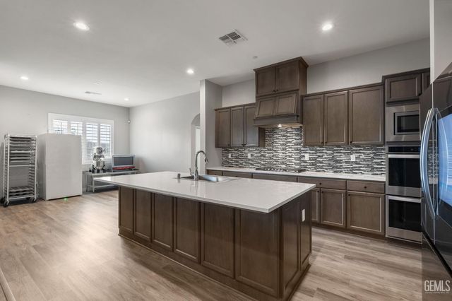 15811 Waterford Street, Bakersfield, CA 93314