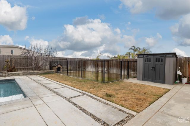 15811 Waterford Street, Bakersfield, CA 93314