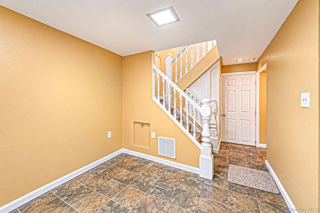 5 Willets Drive, Syosset, NY 11791