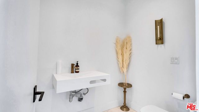 2021 Davies Way, Los Angeles, CA 90046