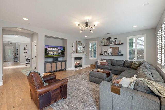 833 S Amor St, Mountain House, CA 95391