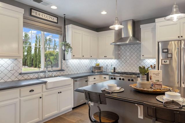 833 S Amor St, Mountain House, CA 95391