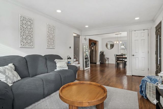 102 S ASHLAND Avenue, Palatine, IL 60074