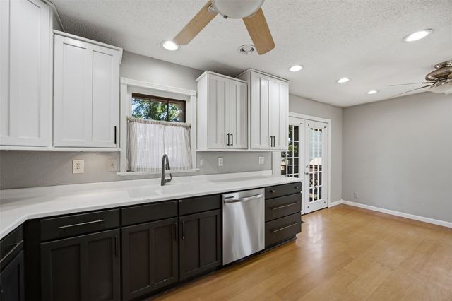 502 NE Crimson Dr, Cedar Rapids, IA 52402