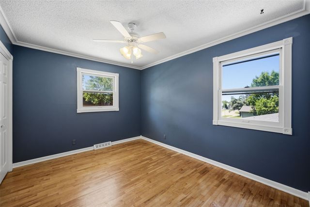 502 NE Crimson Dr, Cedar Rapids, IA 52402