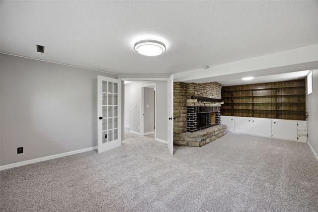 502 NE Crimson Dr, Cedar Rapids, IA 52402