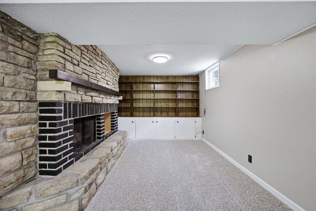 502 NE Crimson Dr, Cedar Rapids, IA 52402