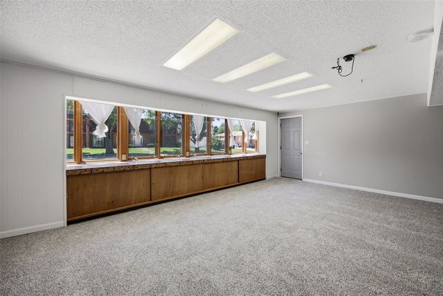 502 NE Crimson Dr, Cedar Rapids, IA 52402