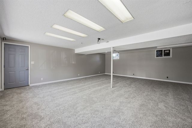 502 NE Crimson Dr, Cedar Rapids, IA 52402