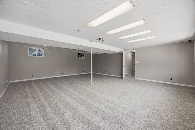502 NE Crimson Dr, Cedar Rapids, IA 52402