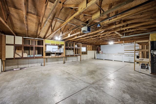 502 NE Crimson Dr, Cedar Rapids, IA 52402