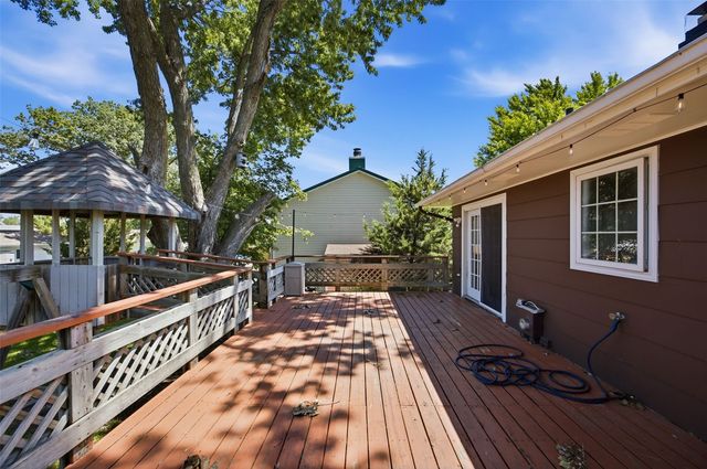 502 NE Crimson Dr, Cedar Rapids, IA 52402