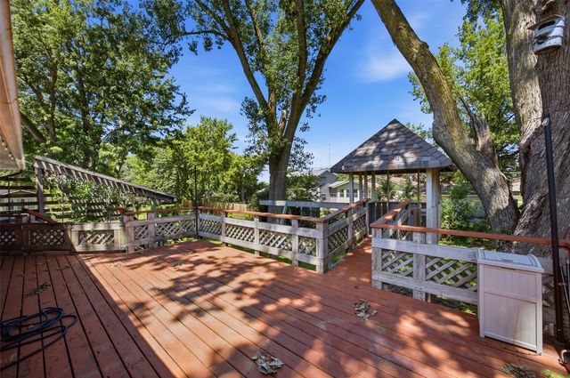 502 NE Crimson Dr, Cedar Rapids, IA 52402