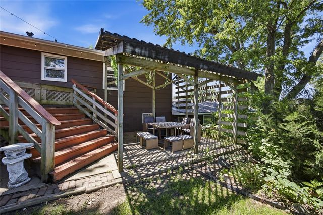 502 NE Crimson Dr, Cedar Rapids, IA 52402
