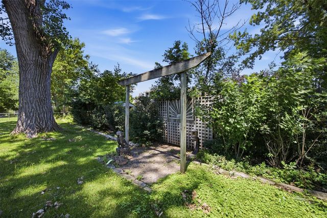 502 NE Crimson Dr, Cedar Rapids, IA 52402