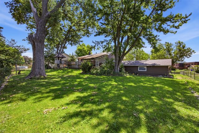 502 NE Crimson Dr, Cedar Rapids, IA 52402