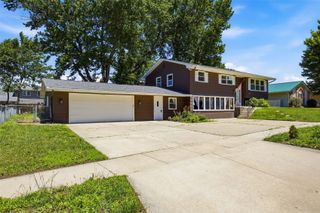 502 NE Crimson Dr, Cedar Rapids, IA 52402