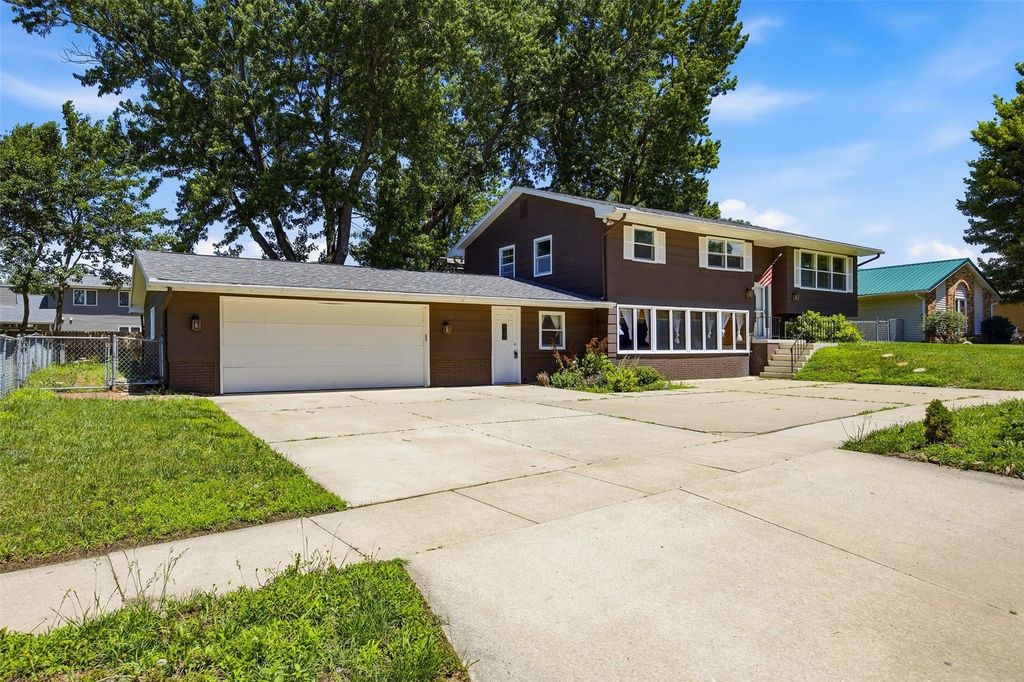502 NE Crimson Dr, Cedar Rapids, IA 52402