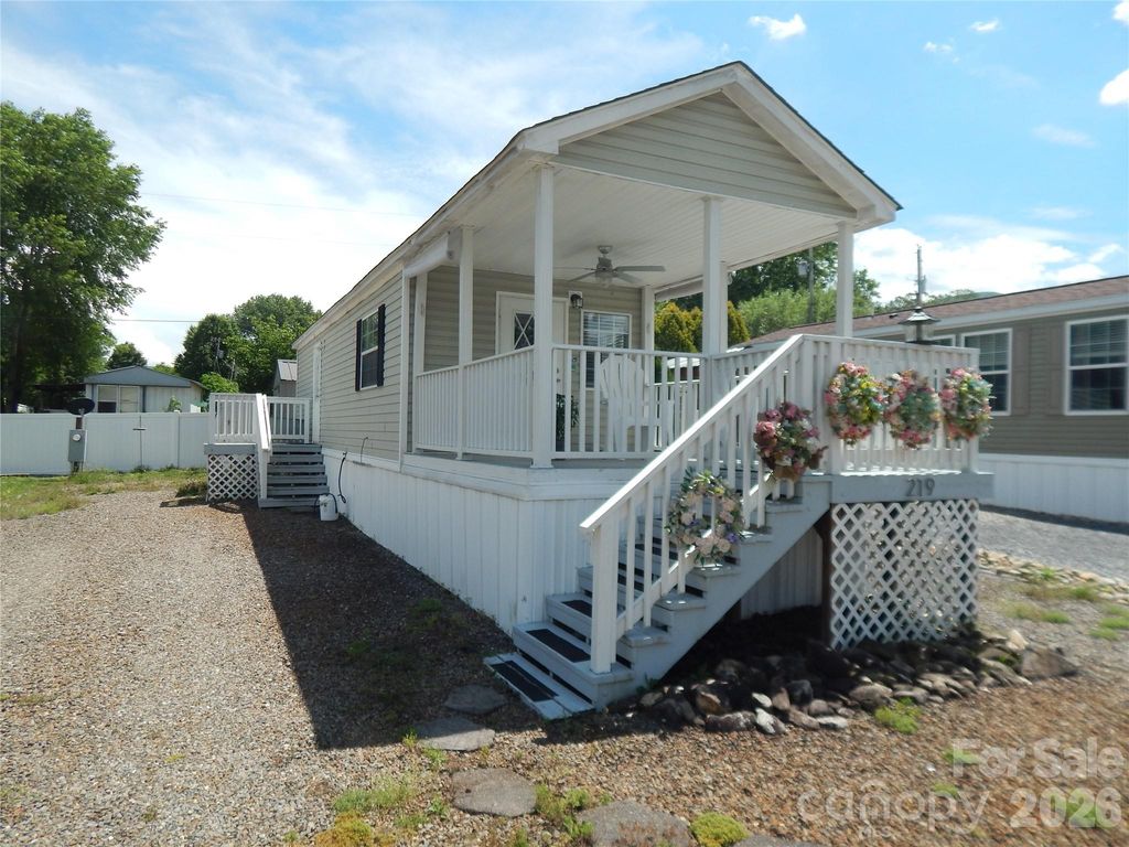219 Pike Point, Waynesville, NC 28785