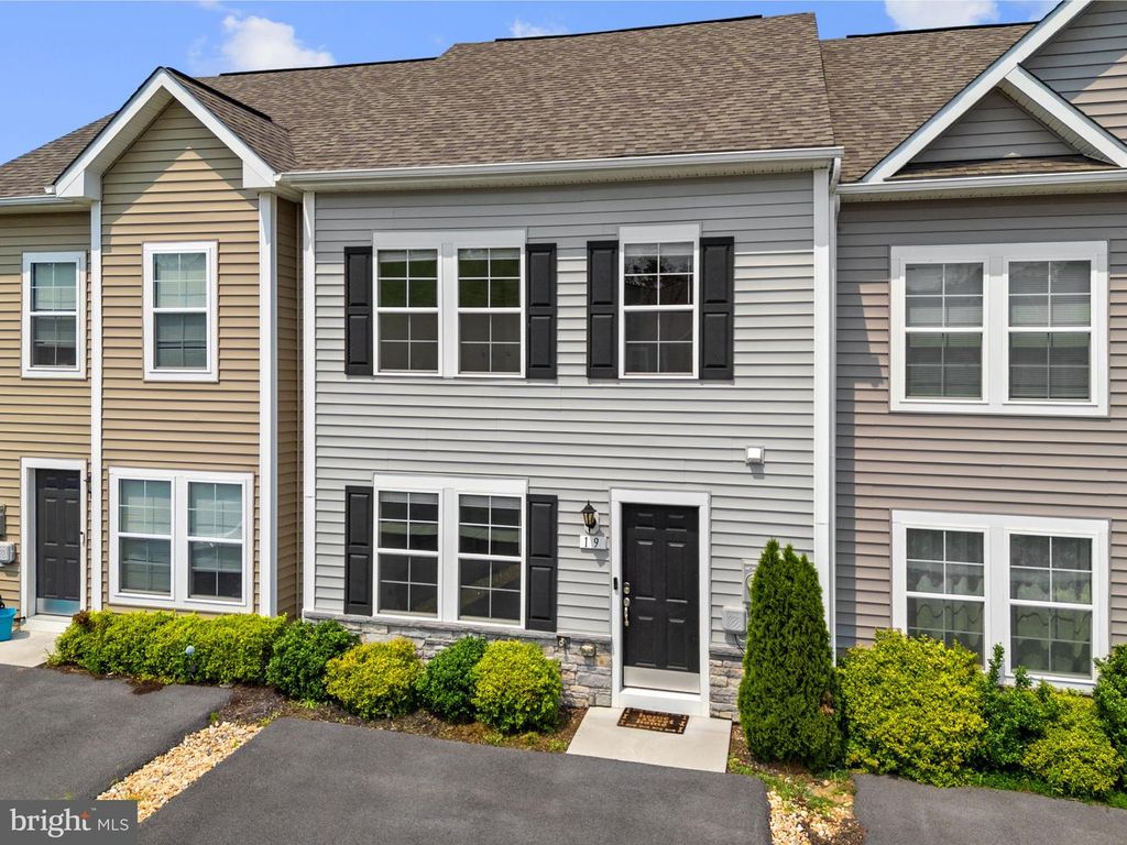 19 LOBLOLLY DR, Bunker Hill, WV 25413