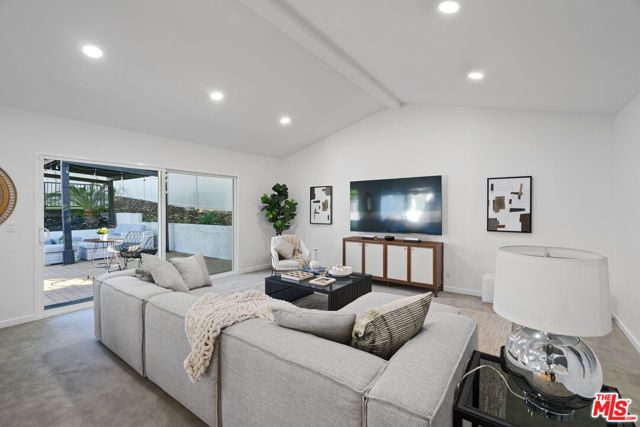 4210 N Sepulveda Boulevard, Sherman Oaks, CA 91403