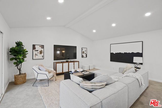 4210 N Sepulveda Boulevard, Sherman Oaks, CA 91403