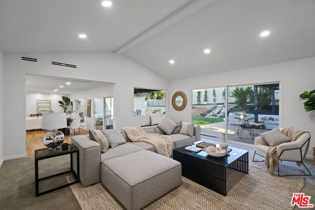 4210 N Sepulveda Boulevard, Sherman Oaks, CA 91403