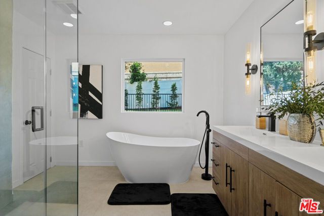 4210 N Sepulveda Boulevard, Sherman Oaks, CA 91403