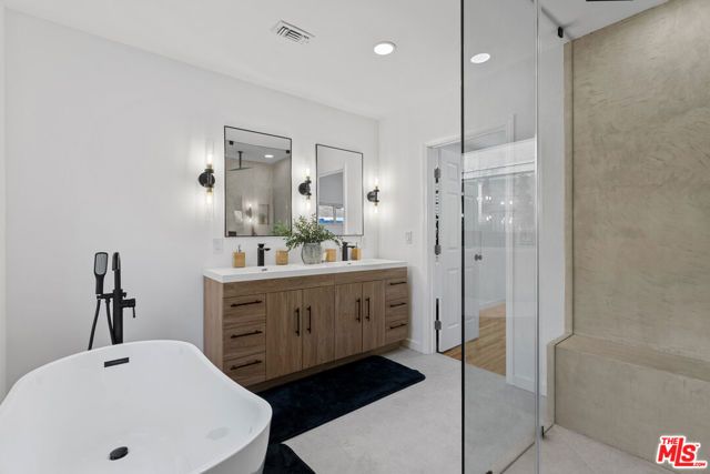 4210 N Sepulveda Boulevard, Sherman Oaks, CA 91403