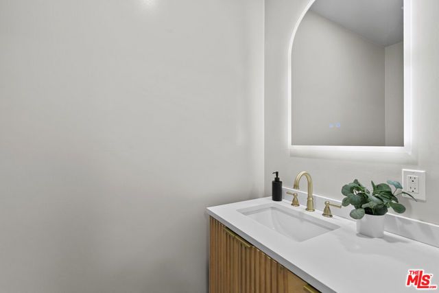 4210 N Sepulveda Boulevard, Sherman Oaks, CA 91403