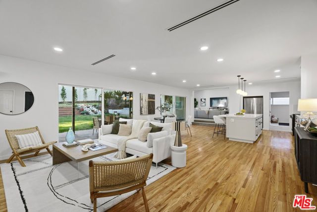 4210 N Sepulveda Boulevard, Sherman Oaks, CA 91403