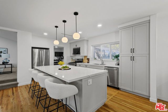 4210 N Sepulveda Boulevard, Sherman Oaks, CA 91403