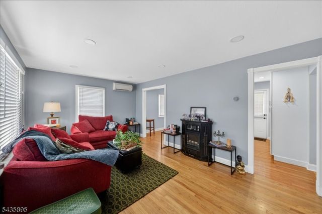 89 Leo St, Edison Twp., NJ 08817