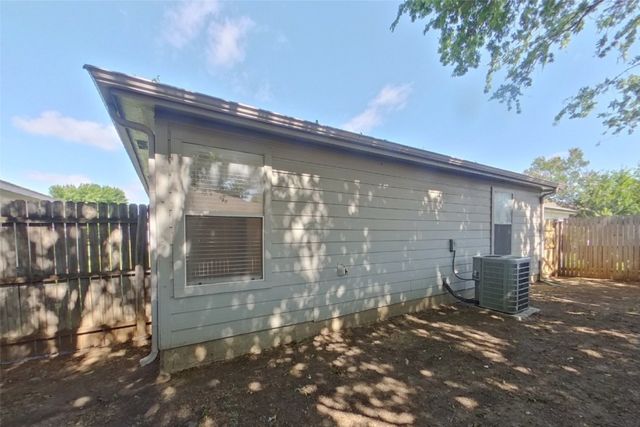 10525 Flamewood Drive, Fort Worth, TX 76140