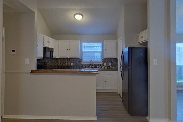 10525 Flamewood Drive, Fort Worth, TX 76140