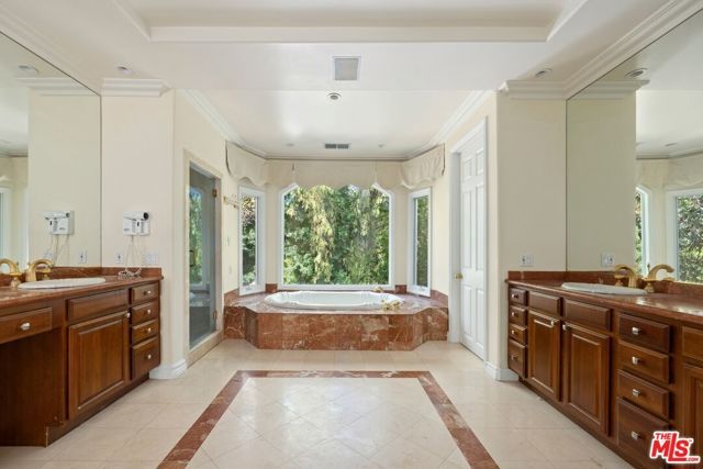 4755 Vanalden Avenue, Tarzana (los Angeles), CA 91356