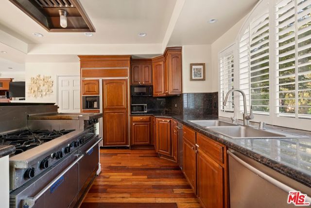 4755 Vanalden Avenue, Tarzana (los Angeles), CA 91356