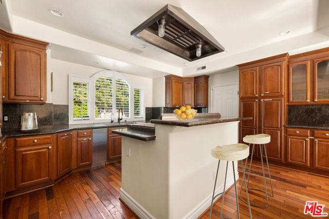 4755 Vanalden Avenue, Tarzana (los Angeles), CA 91356