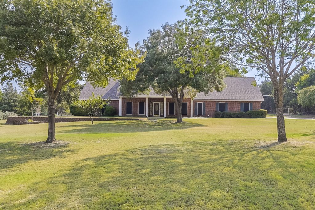 2410 Clearview Drive, Midlothian, TX 76065