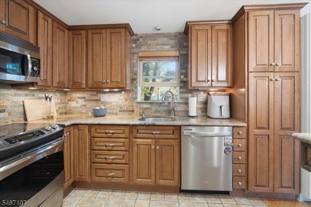 6 Saturn Ct, Vernon Twp., NJ 07422