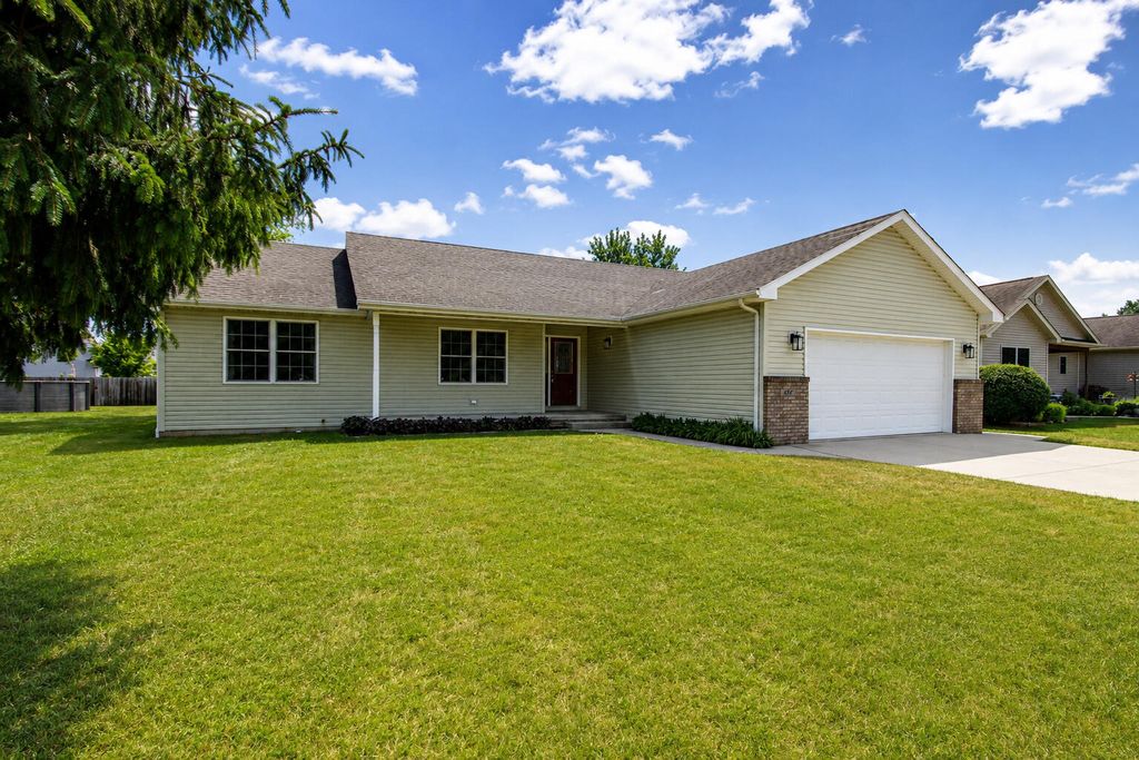 127 Juniper Street NW, Demotte, IN 46310