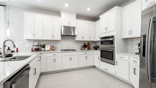 11400 STRONG STEM ROW, San Antonio, FL 33576