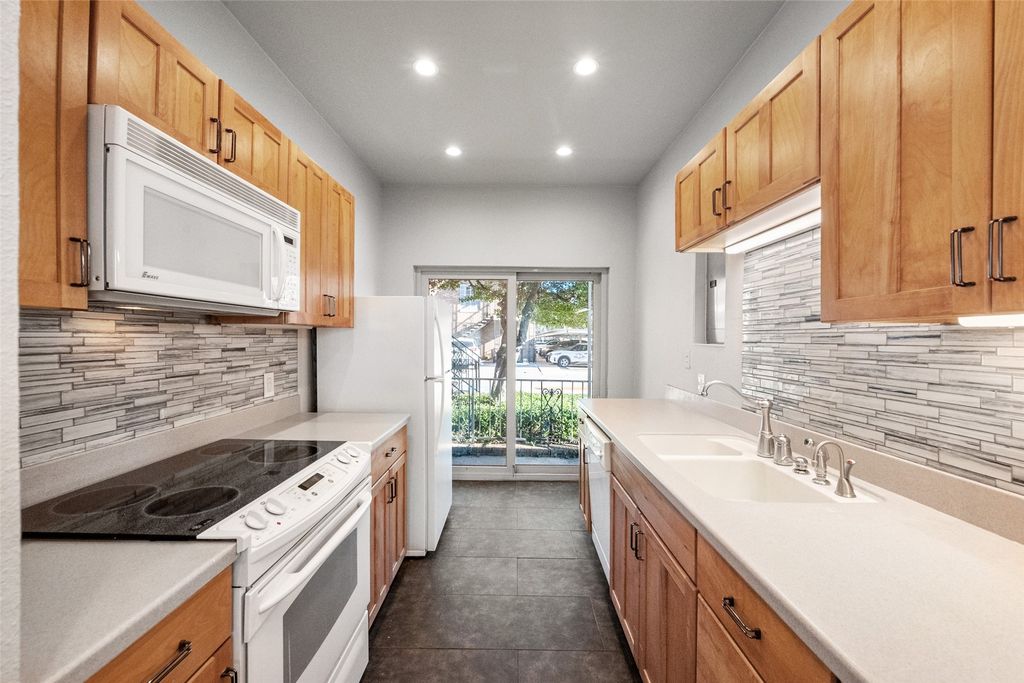 4420 Harlanwood Drive 131, Fort Worth, TX 76109