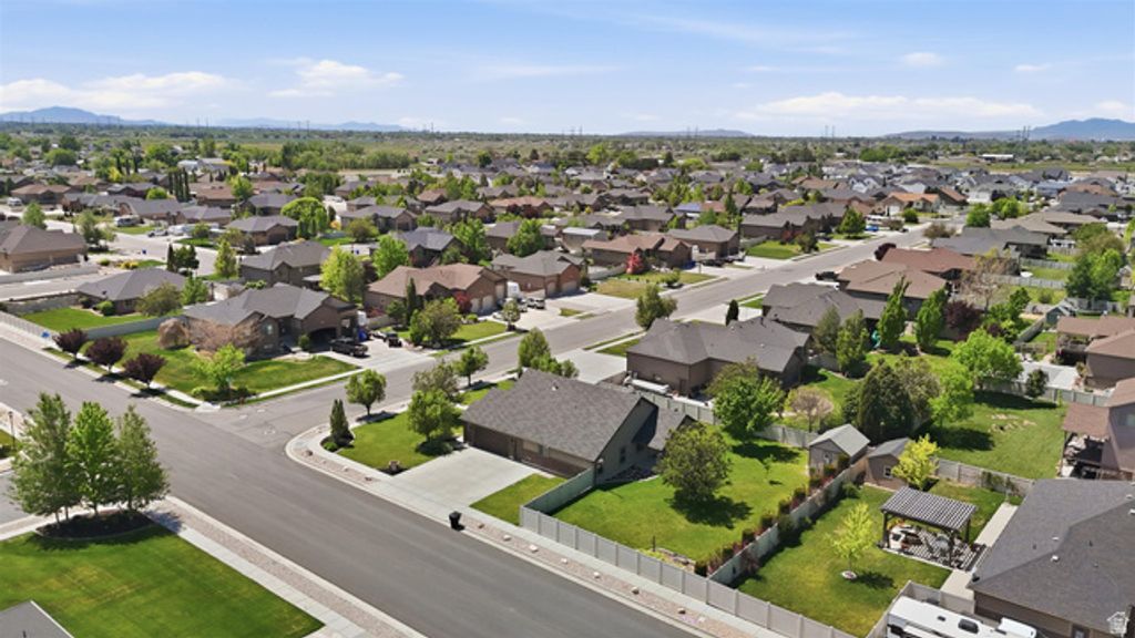 Image 38 of property listing at 2766 W 2125 N, Plain City, UT 84404