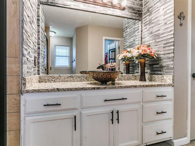 112 Woodgate Drive, Yukon, OK 73099