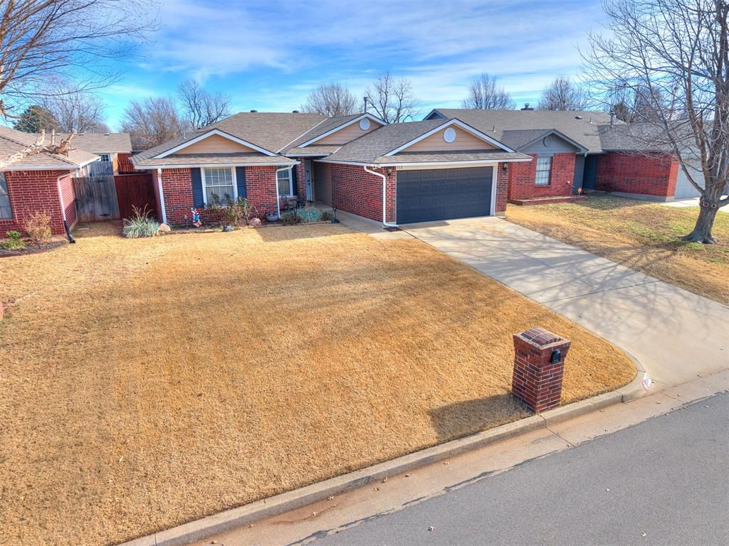 112 Woodgate Drive, Yukon, OK 73099